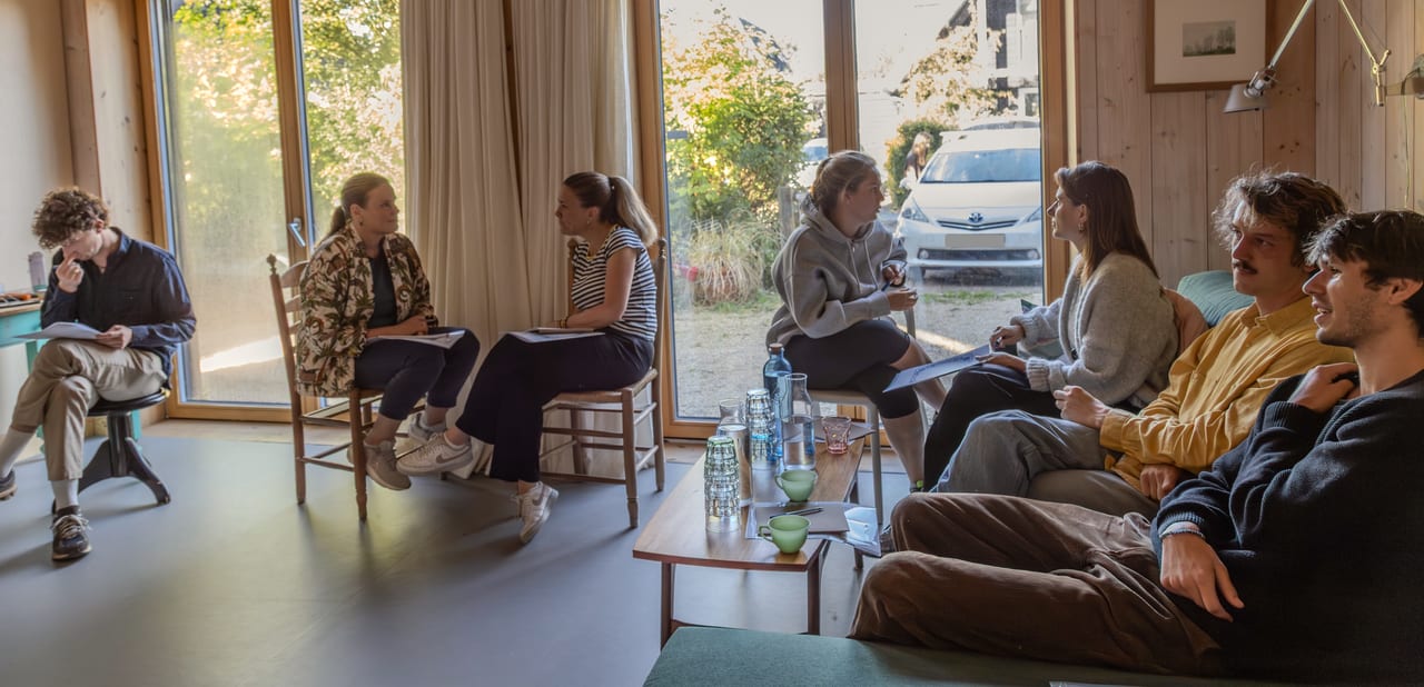 Team in gesprek tijdens een training van Stek